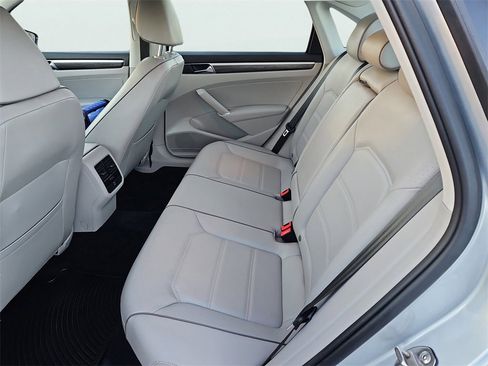 Used 2018 Volkswagen Passat 2.0T SE image 31