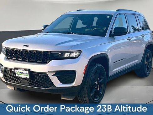 Used 2023 Jeep Grand Cherokee Altitude image 3