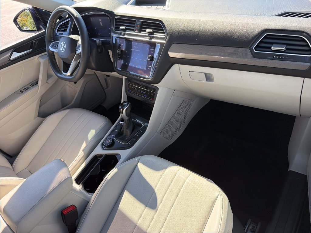 Certified 2022 Volkswagen Tiguan SE w/ Panoramic Sunroof Package AWD/4WD image 27