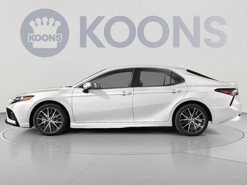 Used 2021 Toyota Camry SE w/ Cold Weather Package AWD/4WD image 4