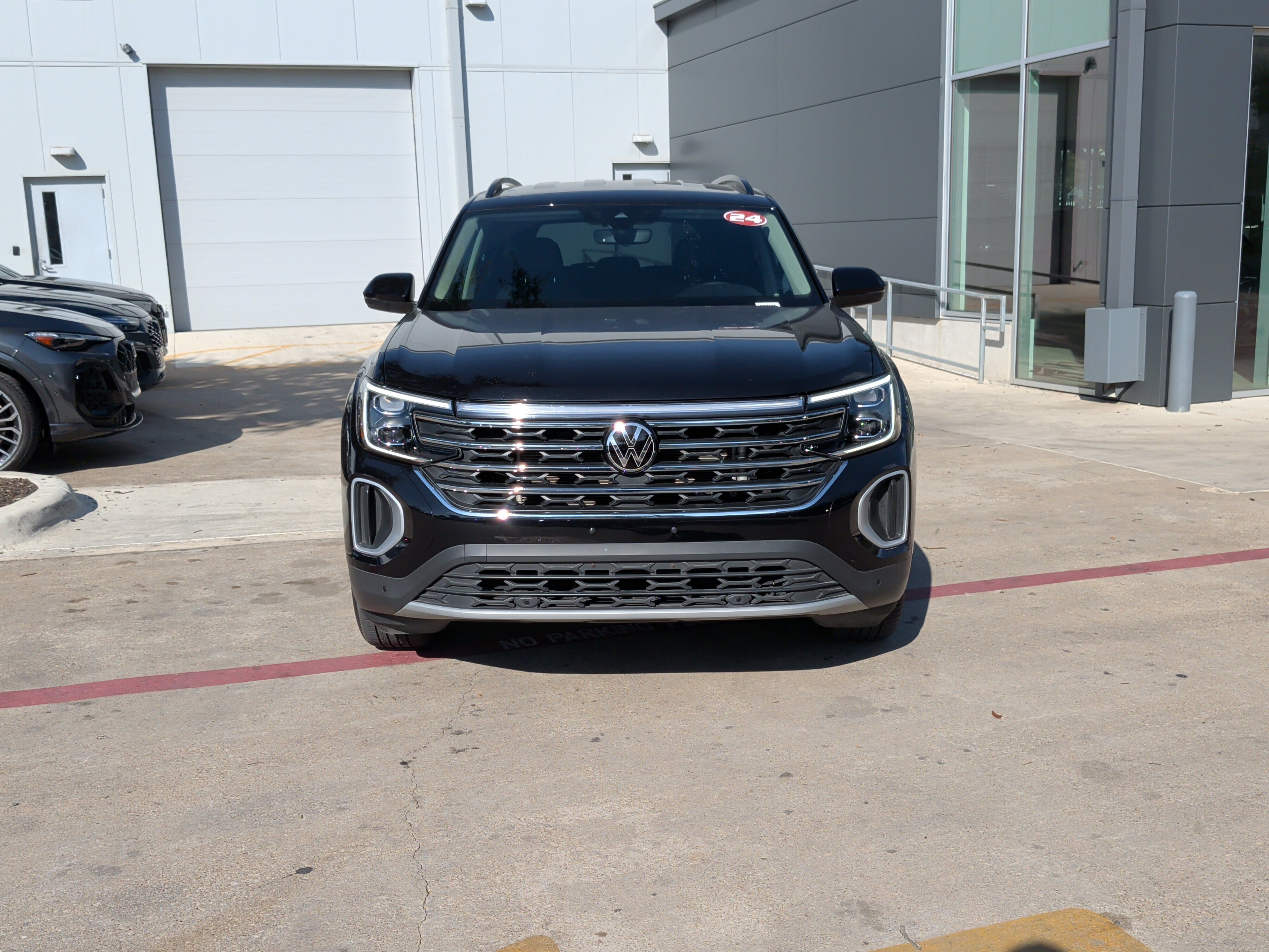Used 2024 Volkswagen Atlas SE w/ Black Wheel Package FWD image 3