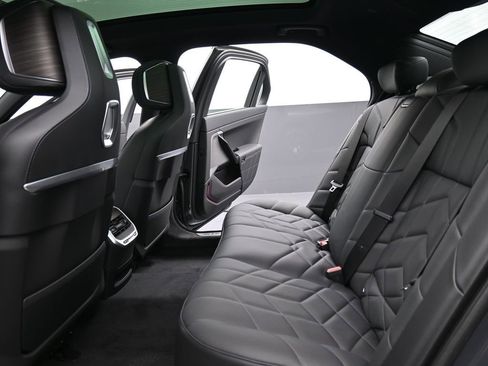 New 2026 BMW 750e xDrive image 15