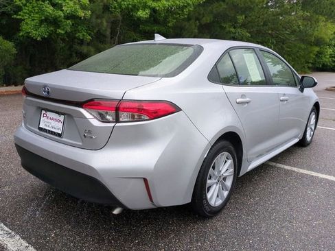Used 2025 Toyota Corolla LE w/ LE Premium Package FWD image 4