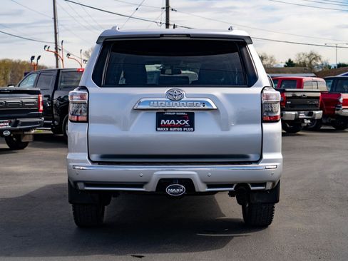 Used 2019 Toyota 4Runner SR5 AWD/4WD image 11