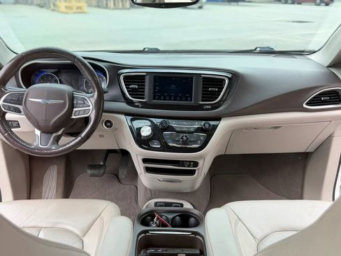 Used 2020 Chrysler Pacifica Touring-L FWD image 26