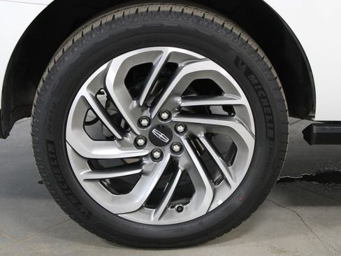 Used 2025 Lincoln Navigator Reserve image 16