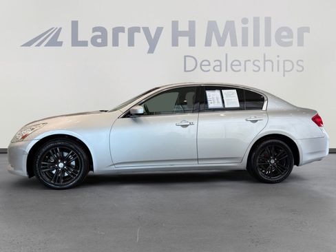 Used 2011 INFINITI G25 x w/ Moonroof Pkg AWD/4WD image 2