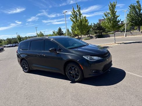 Used 2018 Chrysler Pacifica Touring-L Plus w/ S Appearance Package FWD image 1