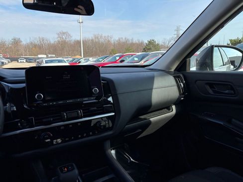 Used 2025 Nissan Pathfinder SV AWD/4WD image 38