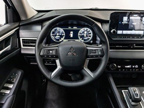 New 2025 Mitsubishi Outlander SE image 18