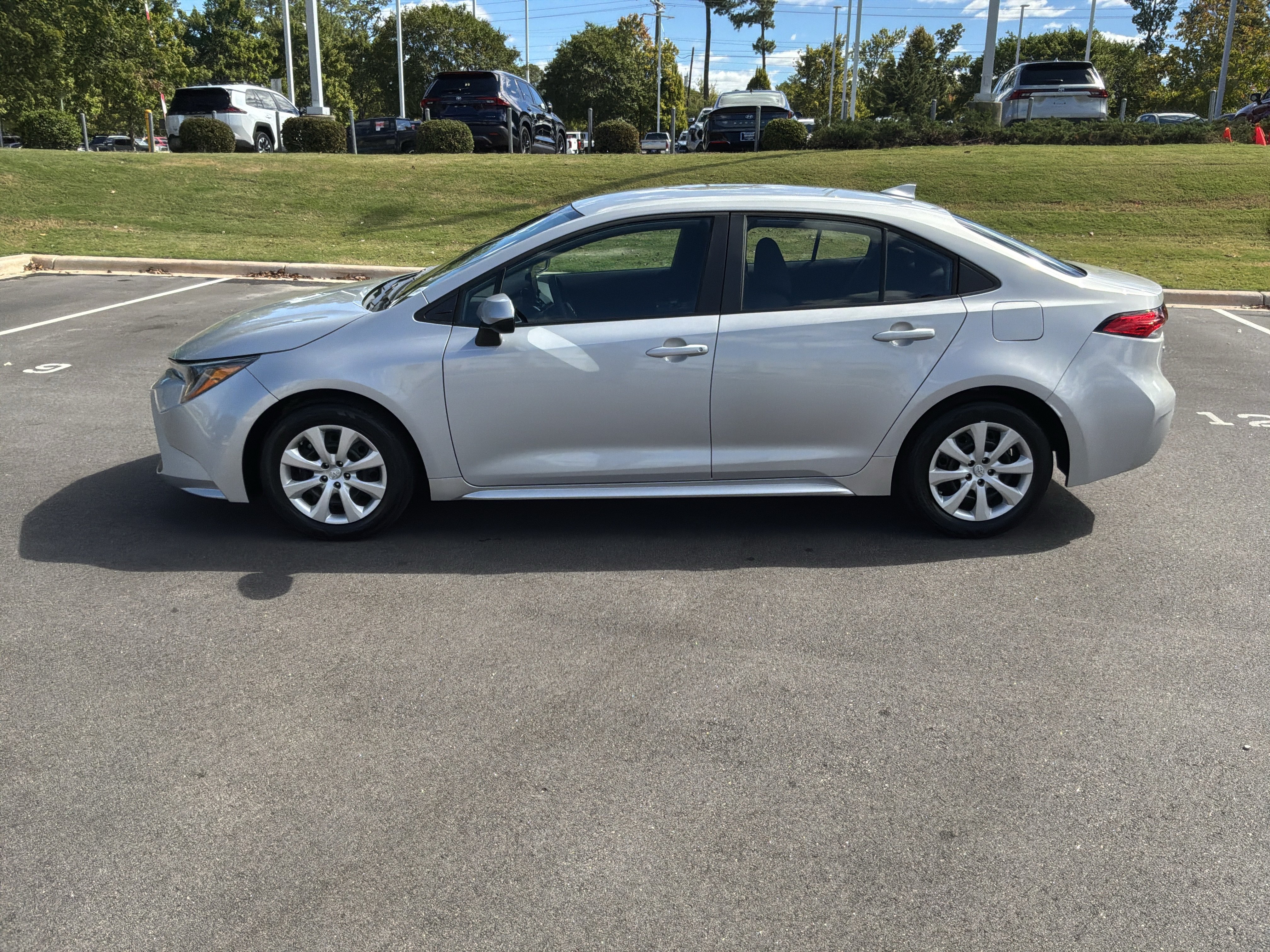 Used 2022 Toyota Corolla LE FWD image 7