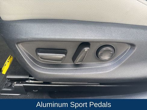 Used 2025 Toyota Camry SE image 12