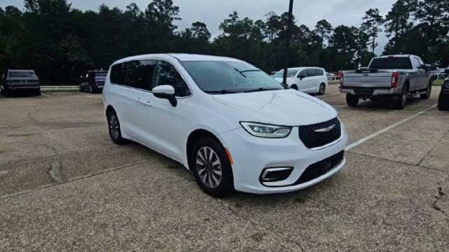 Used 2023 Chrysler Pacifica Touring-L FWD image 2