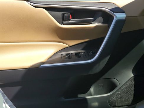 Used 2019 Toyota RAV4 LE FWD image 18