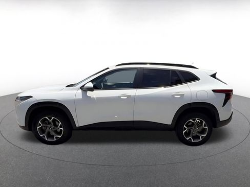Used 2025 Chevrolet Trax LT FWD image 9