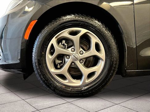 Used 2023 Chrysler Pacifica Limited FWD image 8
