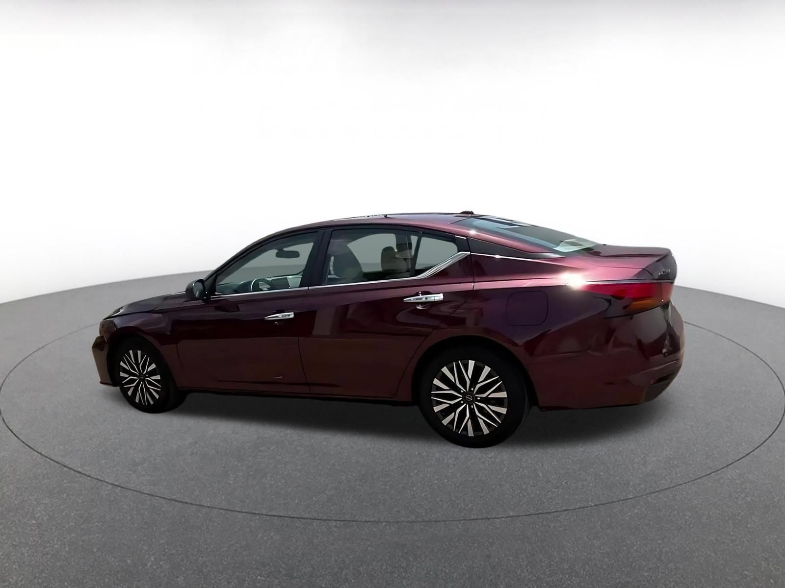 Used 2025 Nissan Altima 2.5 SV FWD image 9