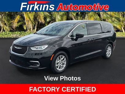 Used 2025 Chrysler Pacifica Select