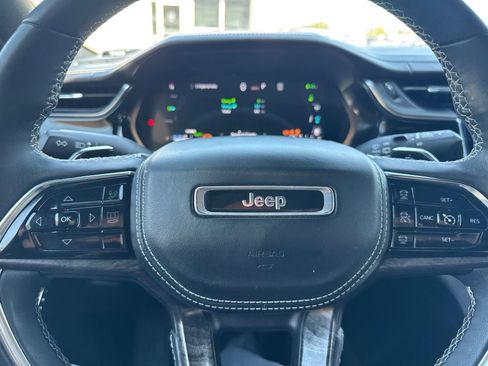 Used 2023 Jeep Grand Cherokee Overland w/ Luxury Tech Group IV AWD/4WD image 9