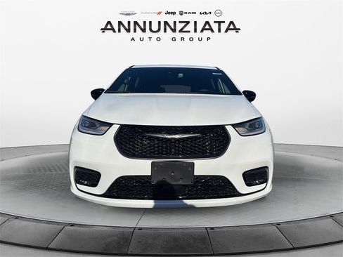 Used 2023 Chrysler Pacifica Limited w/ Uconnect Theater Family Group image 8