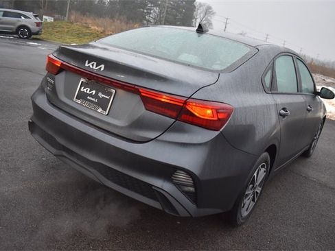 Used 2022 Kia Forte LXS w/ LXS Technology Package image 3
