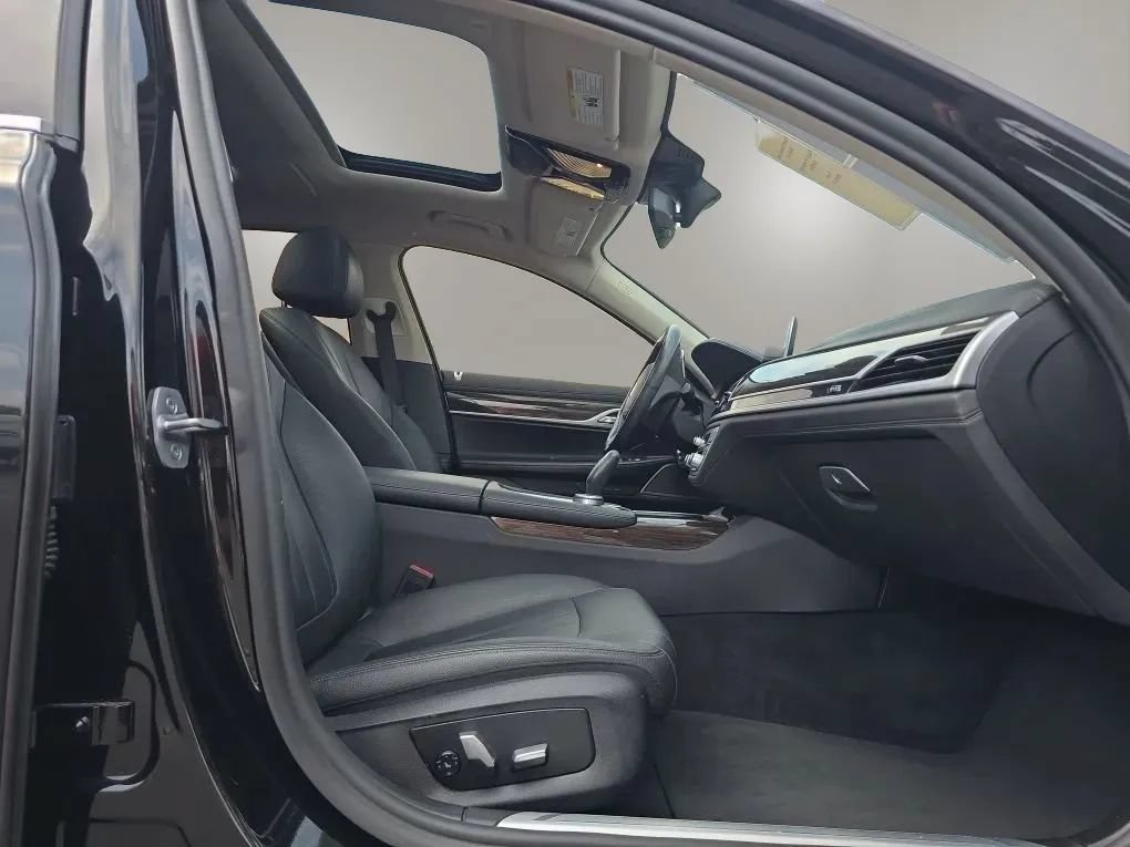 Used 2019 BMW 740i w/ Cold Weather Package RWD image 51