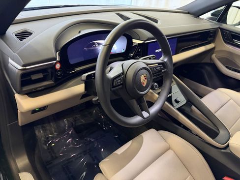 Certified 2025 Porsche Macan Electric image 4
