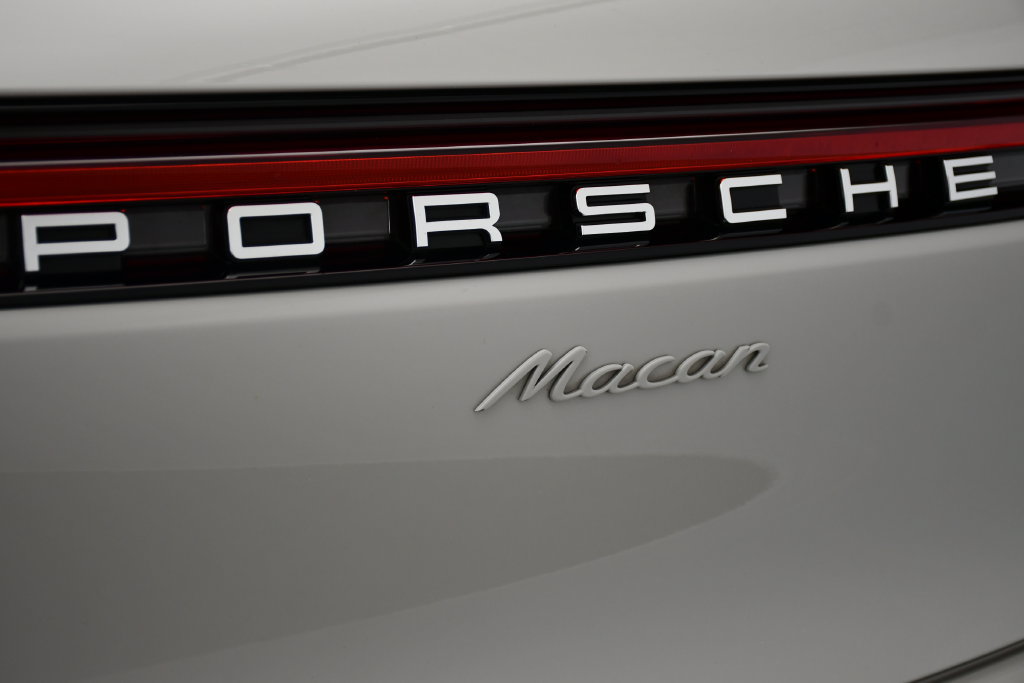 Certified 2024 Porsche Macan AWD/4WD image 11