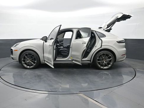 Certified 2023 Porsche Cayenne Turbo AWD/4WD image 29