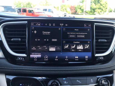 Used 2023 Chrysler Pacifica Touring-L FWD image 23