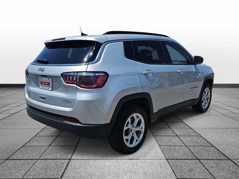 Used 2024 Jeep Compass Latitude AWD/4WD image 5