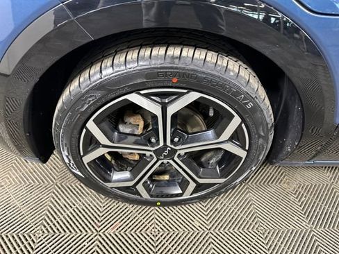 Used 2023 Kia Niro SX Touring image 10