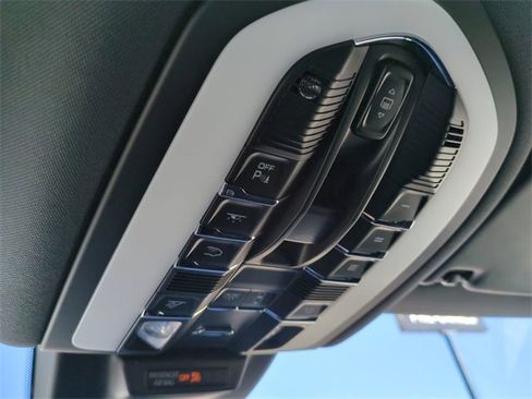 Used 2025 Porsche Macan image 24