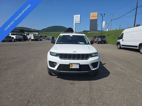Certified 2023 Jeep Grand Cherokee Laredo AWD/4WD image 3