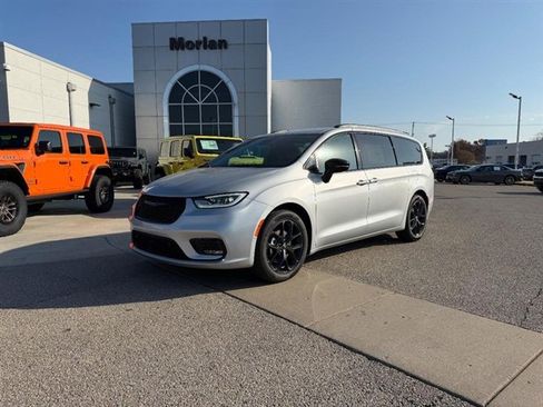 New 2026 Chrysler Pacifica Select w/ S Appearance Package image 1