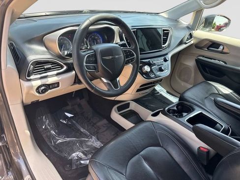 Used 2022 Chrysler Pacifica Touring-L FWD image 12