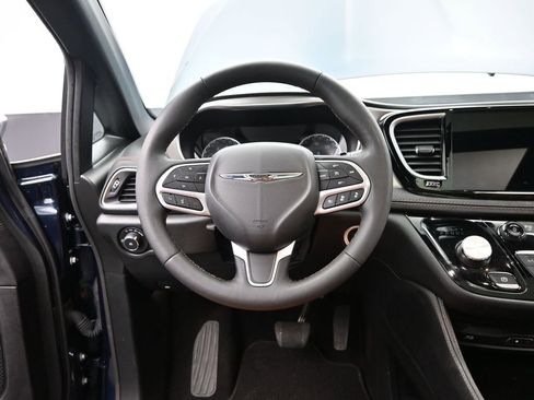 Used 2024 Chrysler Pacifica Pinnacle FWD image 26