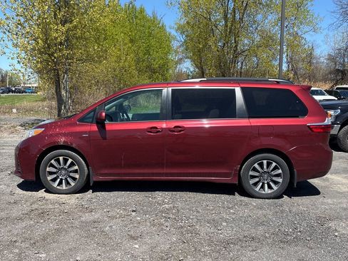 Used 2018 Toyota Sienna LE AWD/4WD image 3