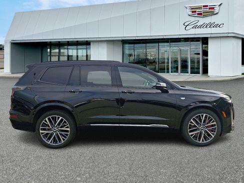 Used 2022 Cadillac XT6 Sport w/ Technology Package image 6