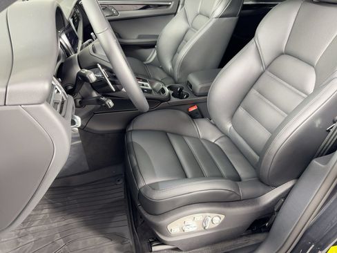 Certified 2026 Porsche Macan AWD/4WD image 5