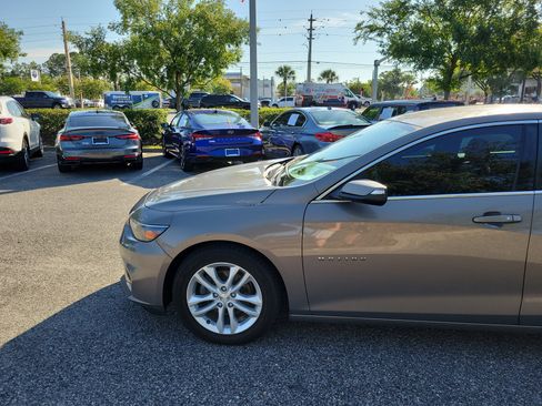 Used 2017 Chevrolet Malibu LT FWD image 2