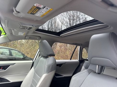 Used 2019 Toyota RAV4 XLE Premium image 17