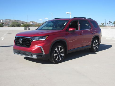 Used 2025 Honda Pilot Touring image 1