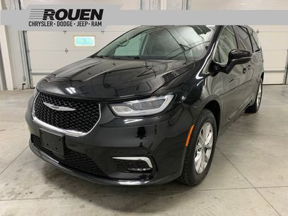 Used 2023 Chrysler Pacifica Touring-L w/ Uconnect Theater Family Group