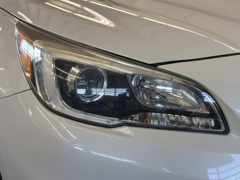 Used 2017 Subaru Outback 2.5i Limited AWD/4WD image 3