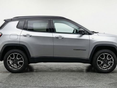 Used 2025 Jeep Compass Trailhawk AWD/4WD image 11