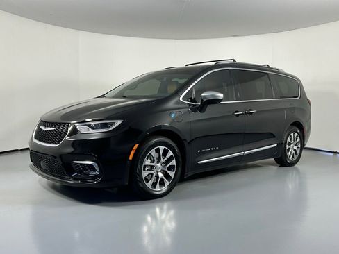 Used 2022 Chrysler Pacifica Pinnacle image 3