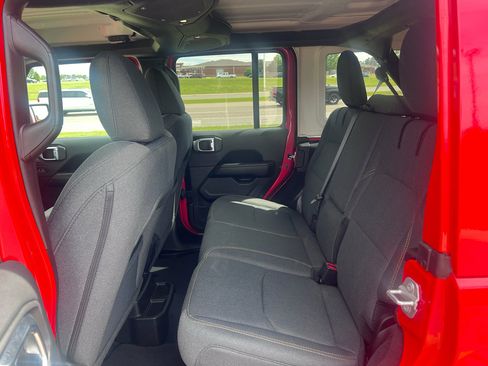 Used 2025 Jeep Wrangler Sahara image 17