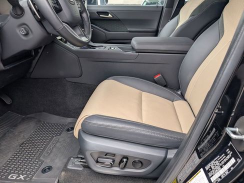Used 2024 Lexus GX 550 image 12