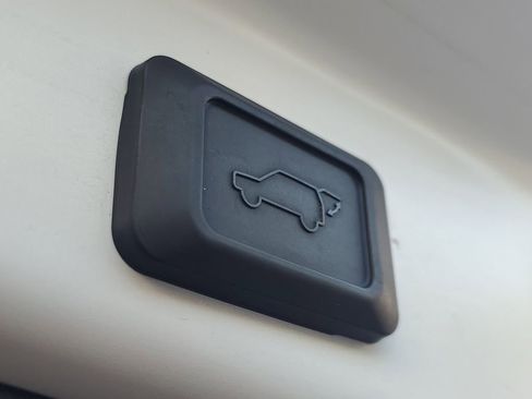 Used 2024 Toyota RAV4 XLE w/ Convenience Package image 9